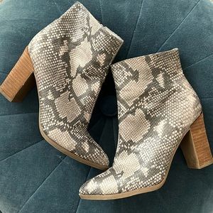Carlos Santana ‘Lydia’ snakeskin bootie | Size 7.5